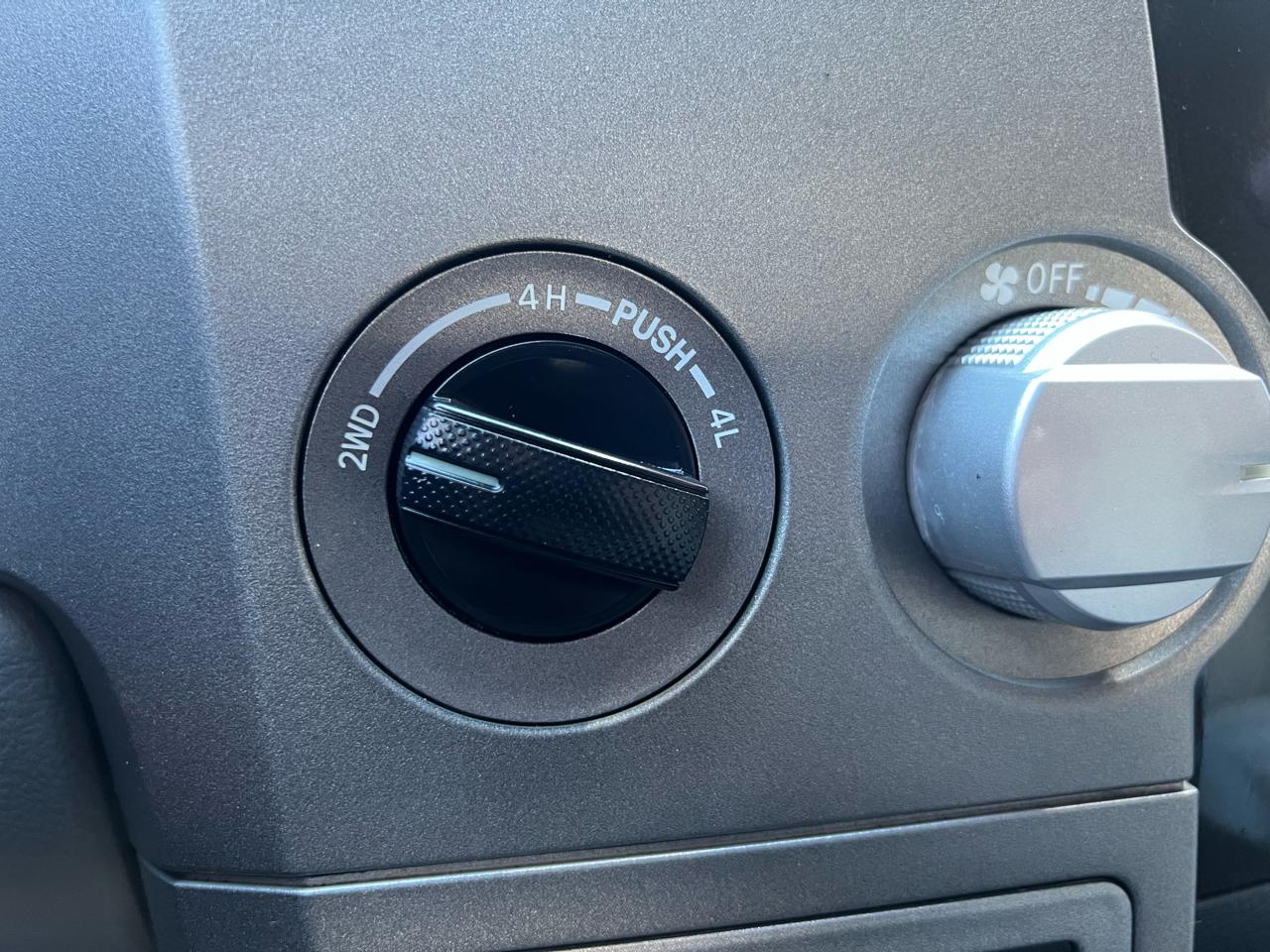 Toyota Tundra Tundra-Grade CrewMax 5.7L 4WD 2010