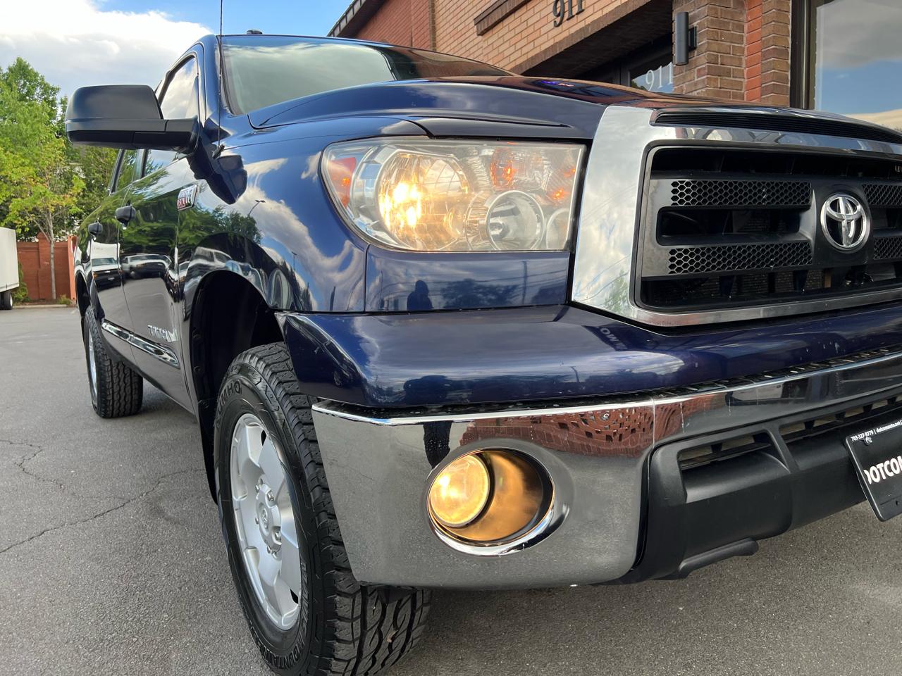 Toyota Tundra Tundra-Grade CrewMax 5.7L 4WD 2010