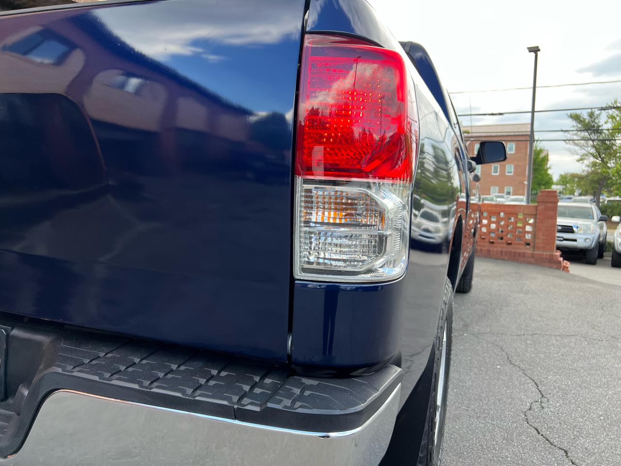 Toyota Tundra Tundra-Grade CrewMax 5.7L 4WD 2010