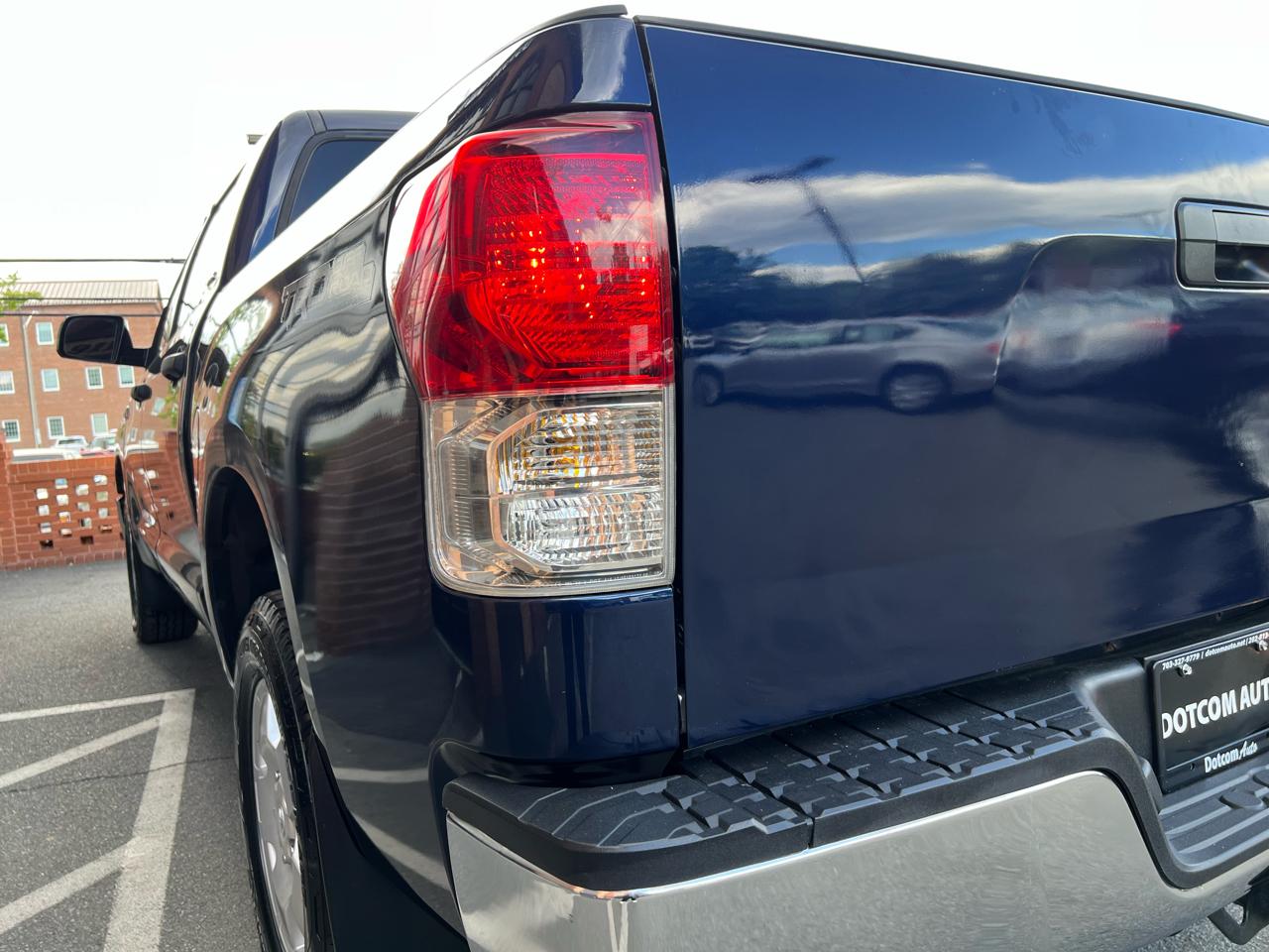 Toyota Tundra Tundra-Grade CrewMax 5.7L 4WD 2010