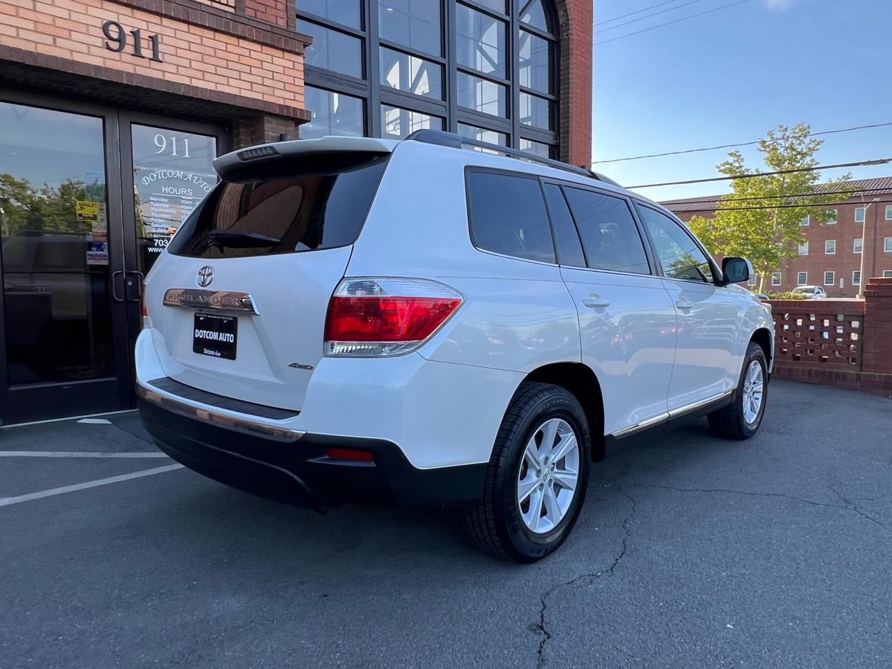 Toyota Highlander Base 4WD 2012