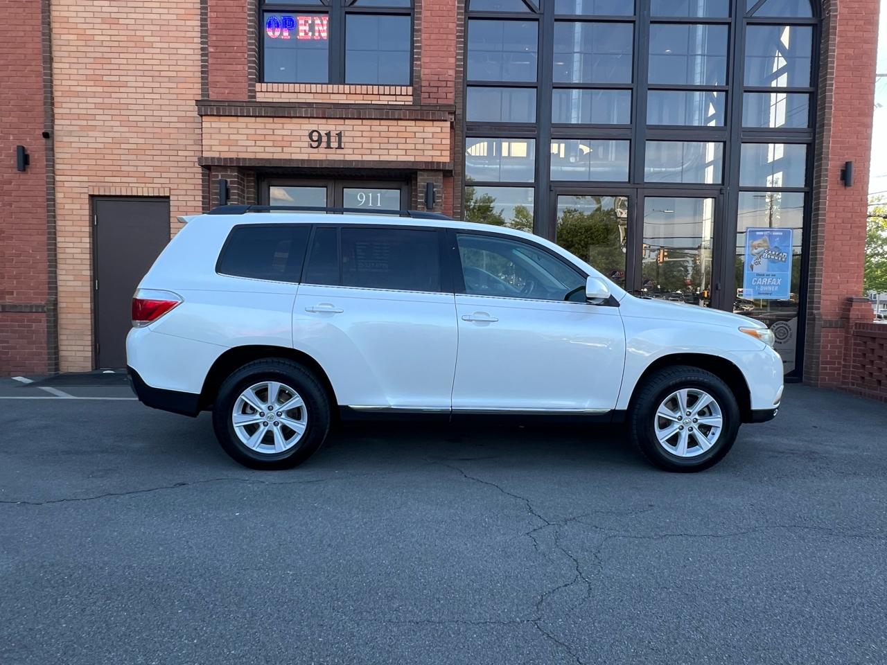 Toyota Highlander Base 4WD 2012