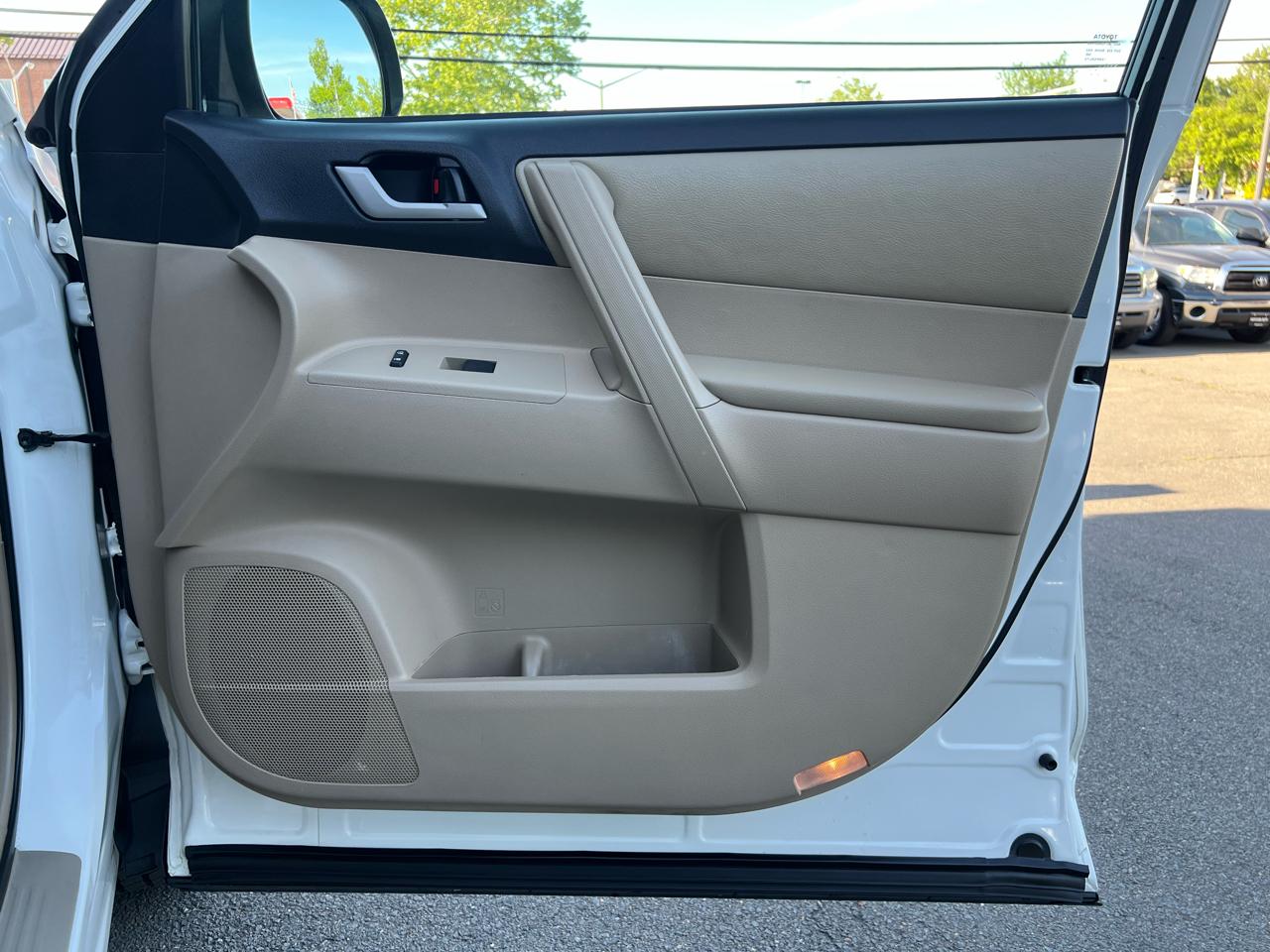 Toyota Highlander Base 4WD 2012