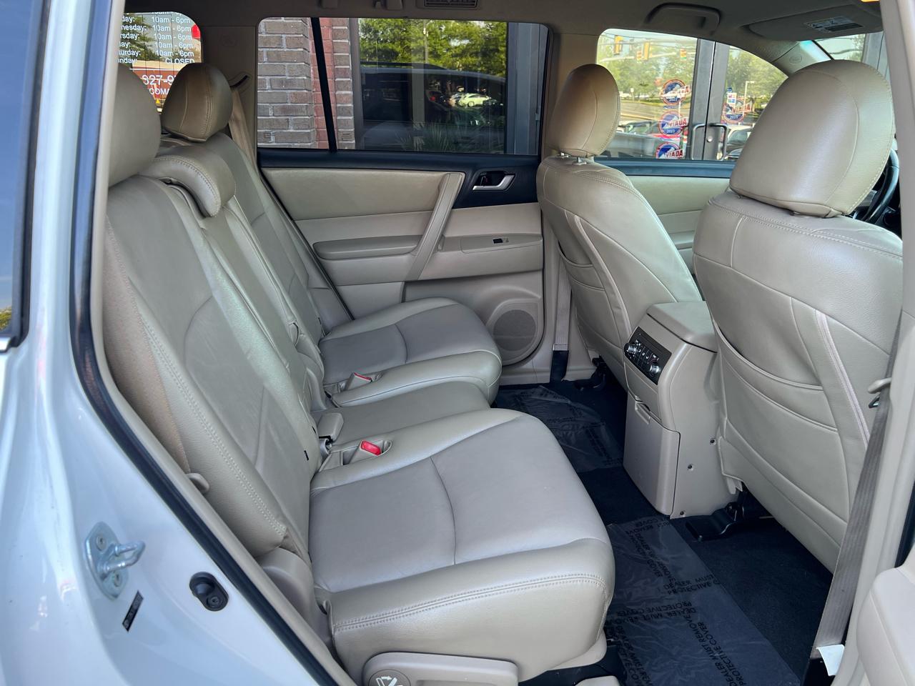 Toyota Highlander Base 4WD 2012