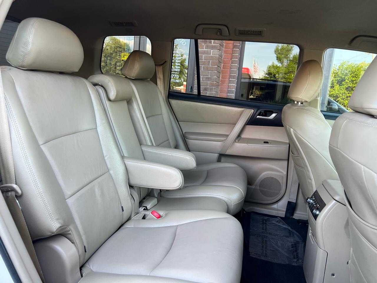 Toyota Highlander Base 4WD 2012