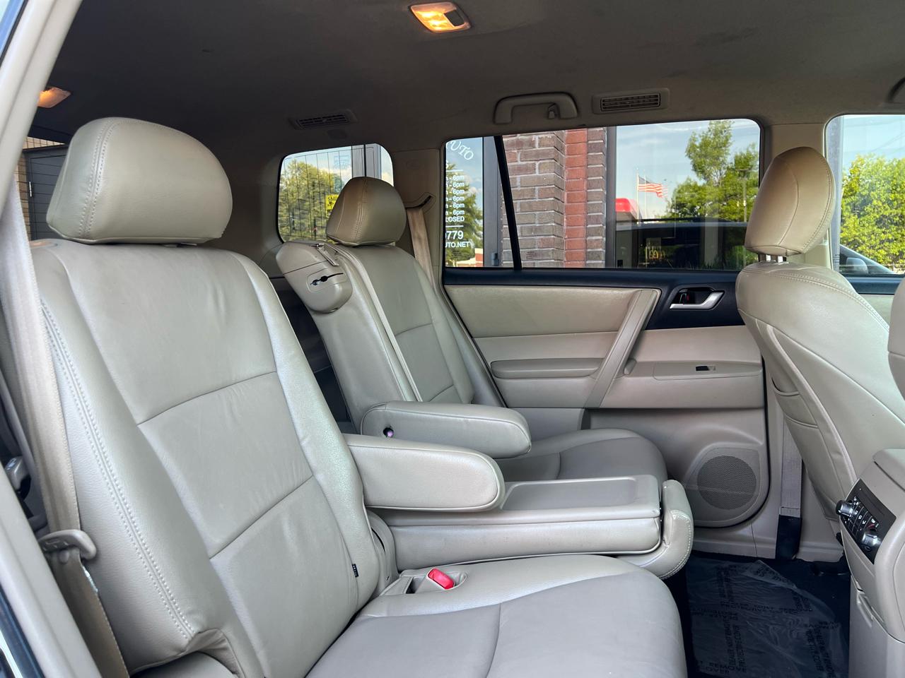 Toyota Highlander Base 4WD 2012