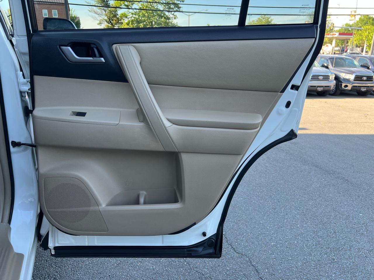 Toyota Highlander Base 4WD 2012