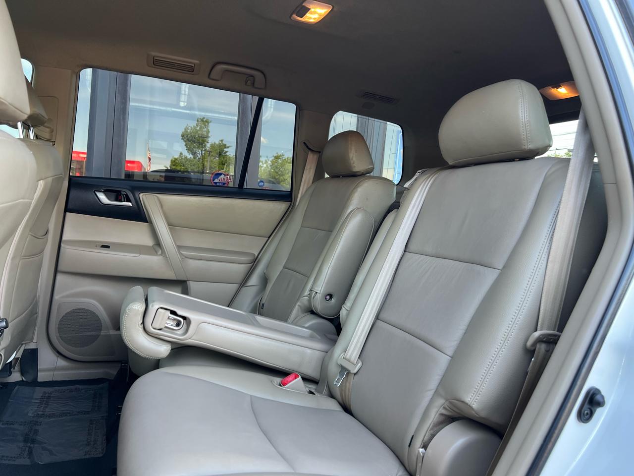 Toyota Highlander Base 4WD 2012