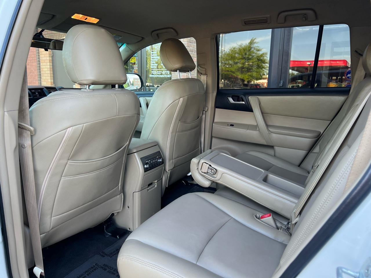 Toyota Highlander Base 4WD 2012