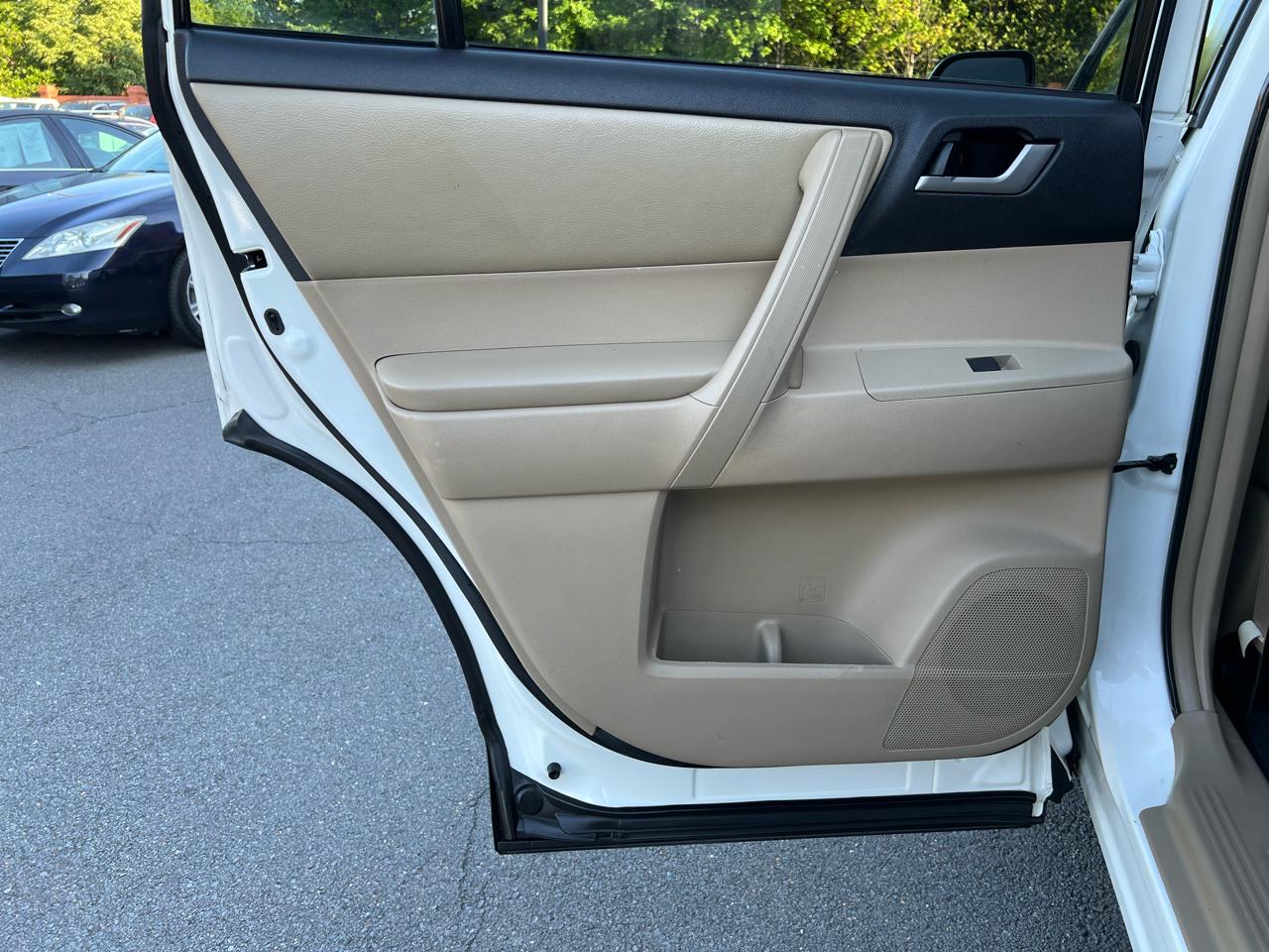 Toyota Highlander Base 4WD 2012