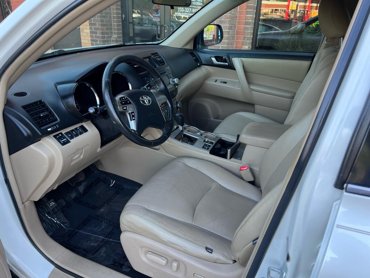 Toyota Highlander Base 4WD 2012