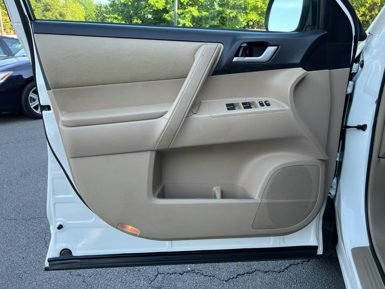 Toyota Highlander Base 4WD 2012