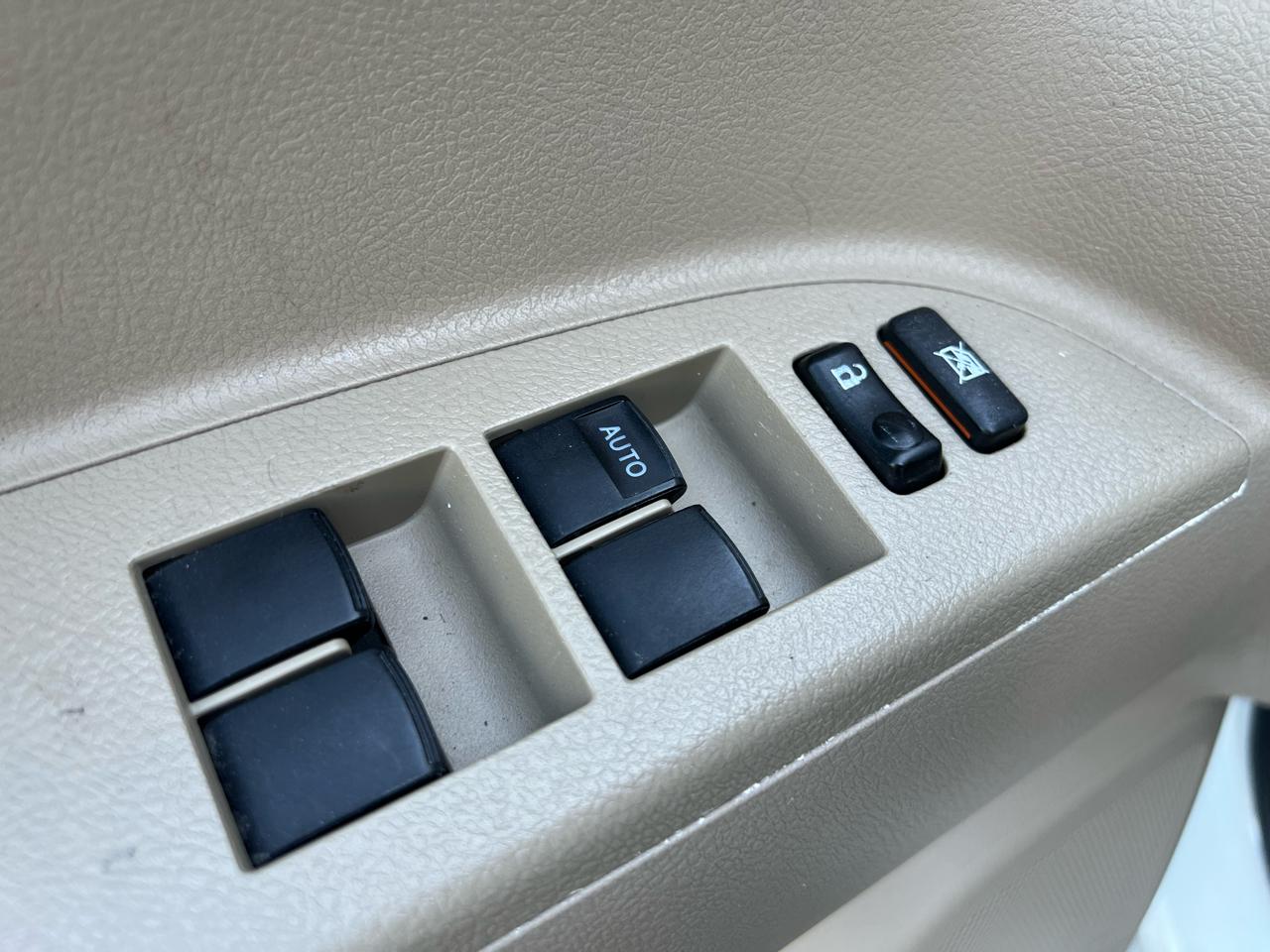 Toyota Highlander Base 4WD 2012