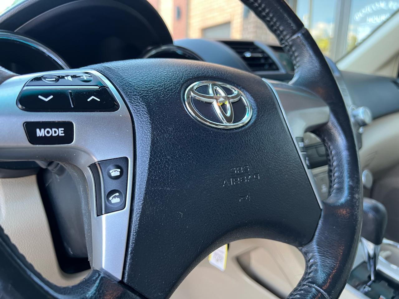 Toyota Highlander Base 4WD 2012