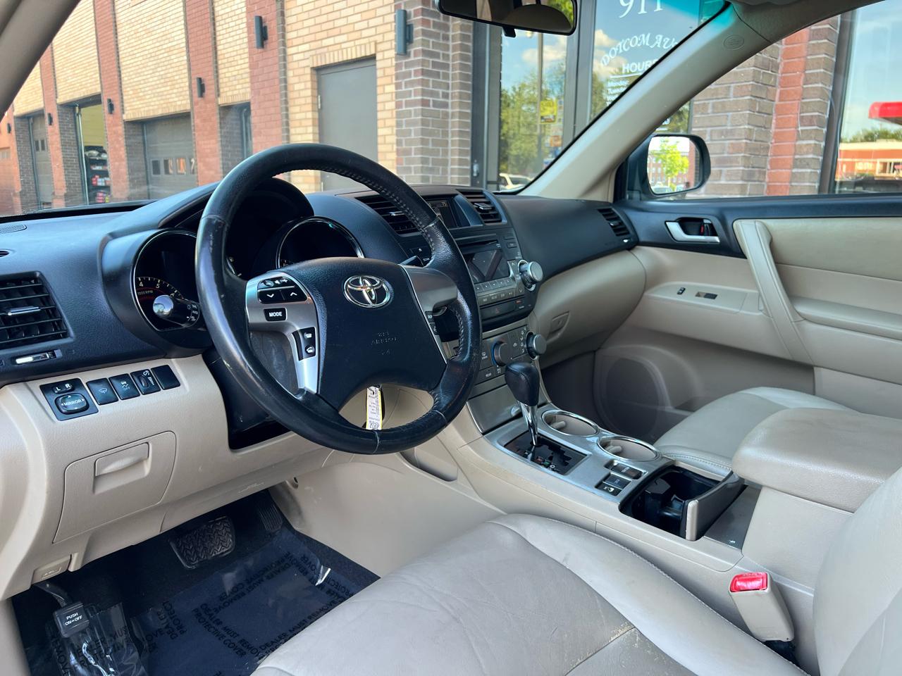 Toyota Highlander Base 4WD 2012