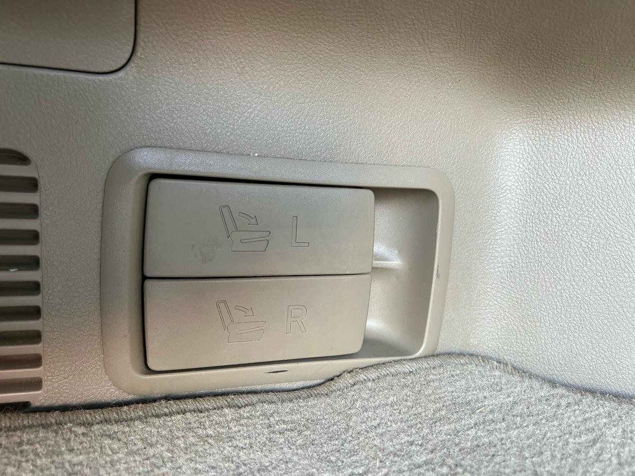 Toyota Highlander Base 4WD 2012