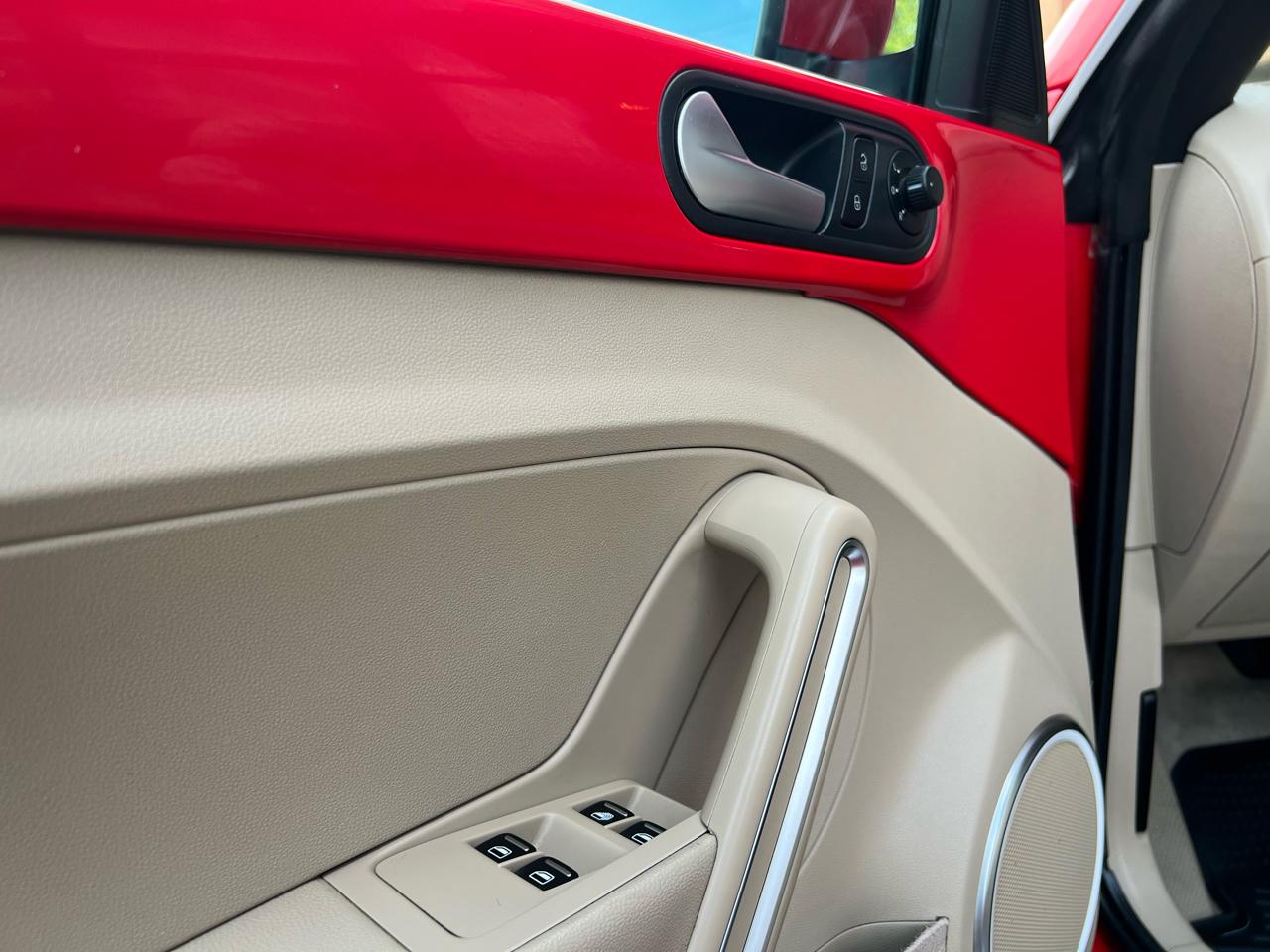 Volkswagen Beetle 2.5L Convertible 2013
