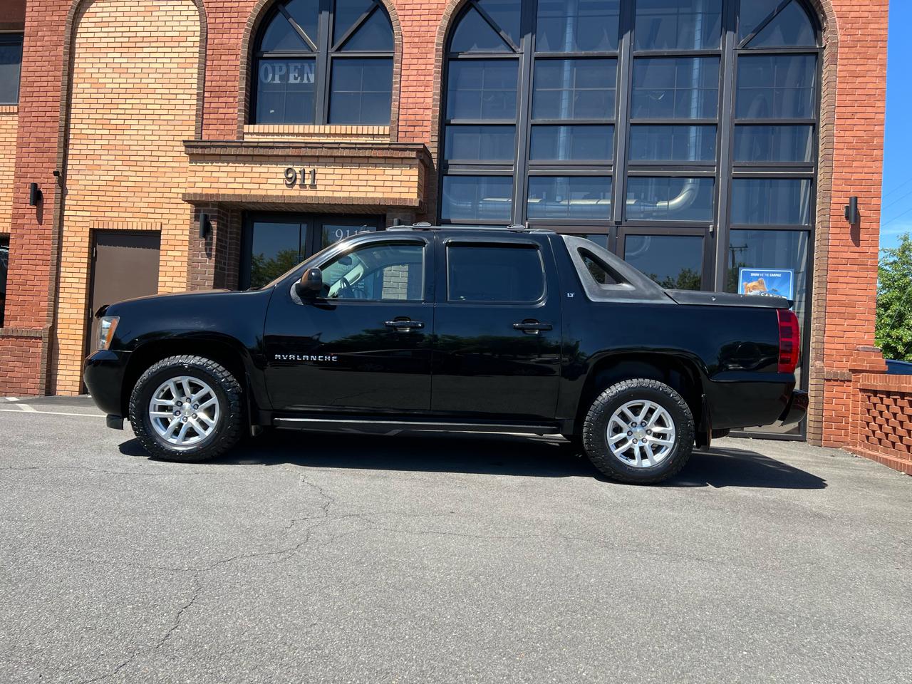 Chevrolet Avalanche LT 4WD 2011