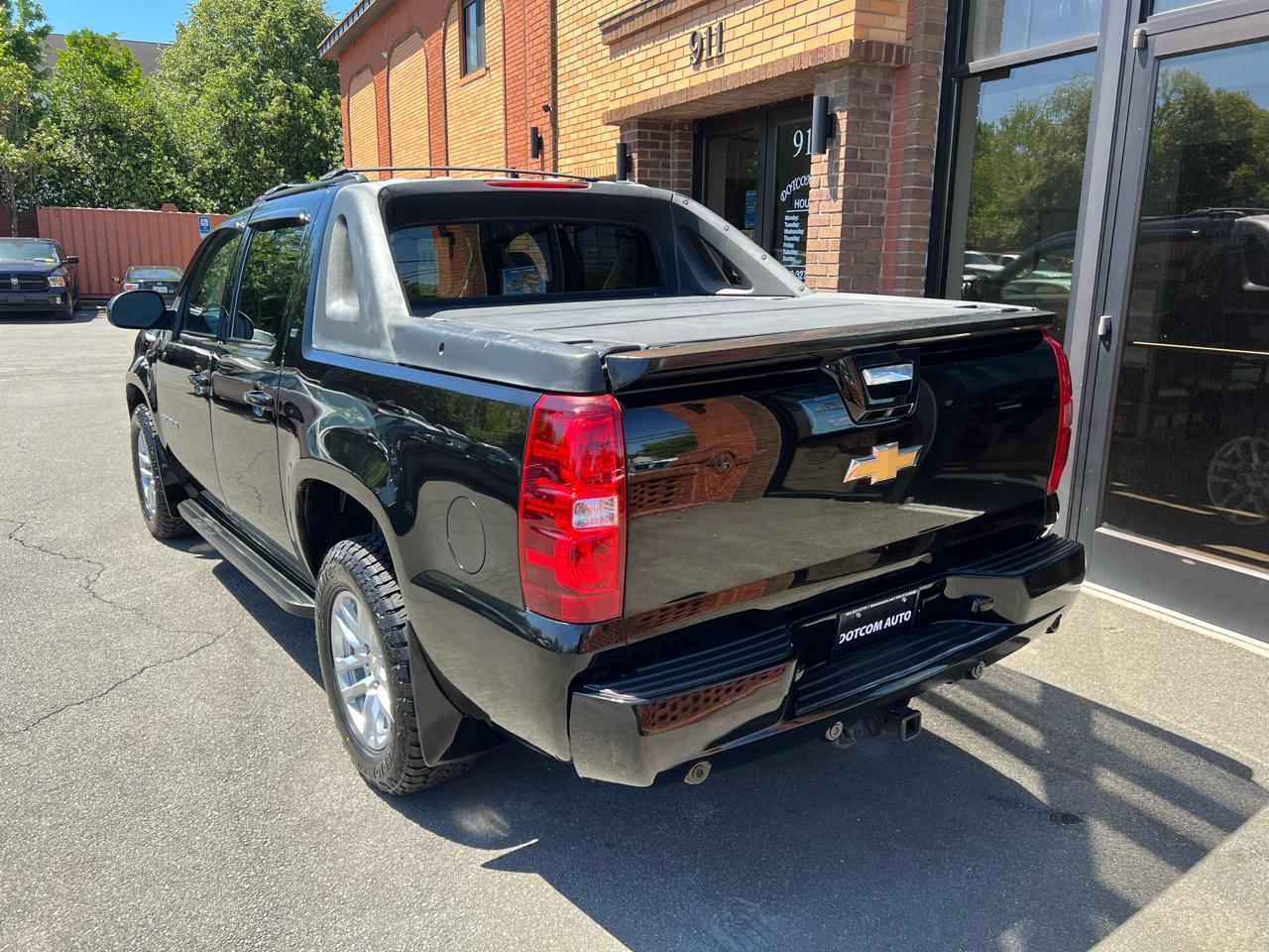 Chevrolet Avalanche LT 4WD 2011