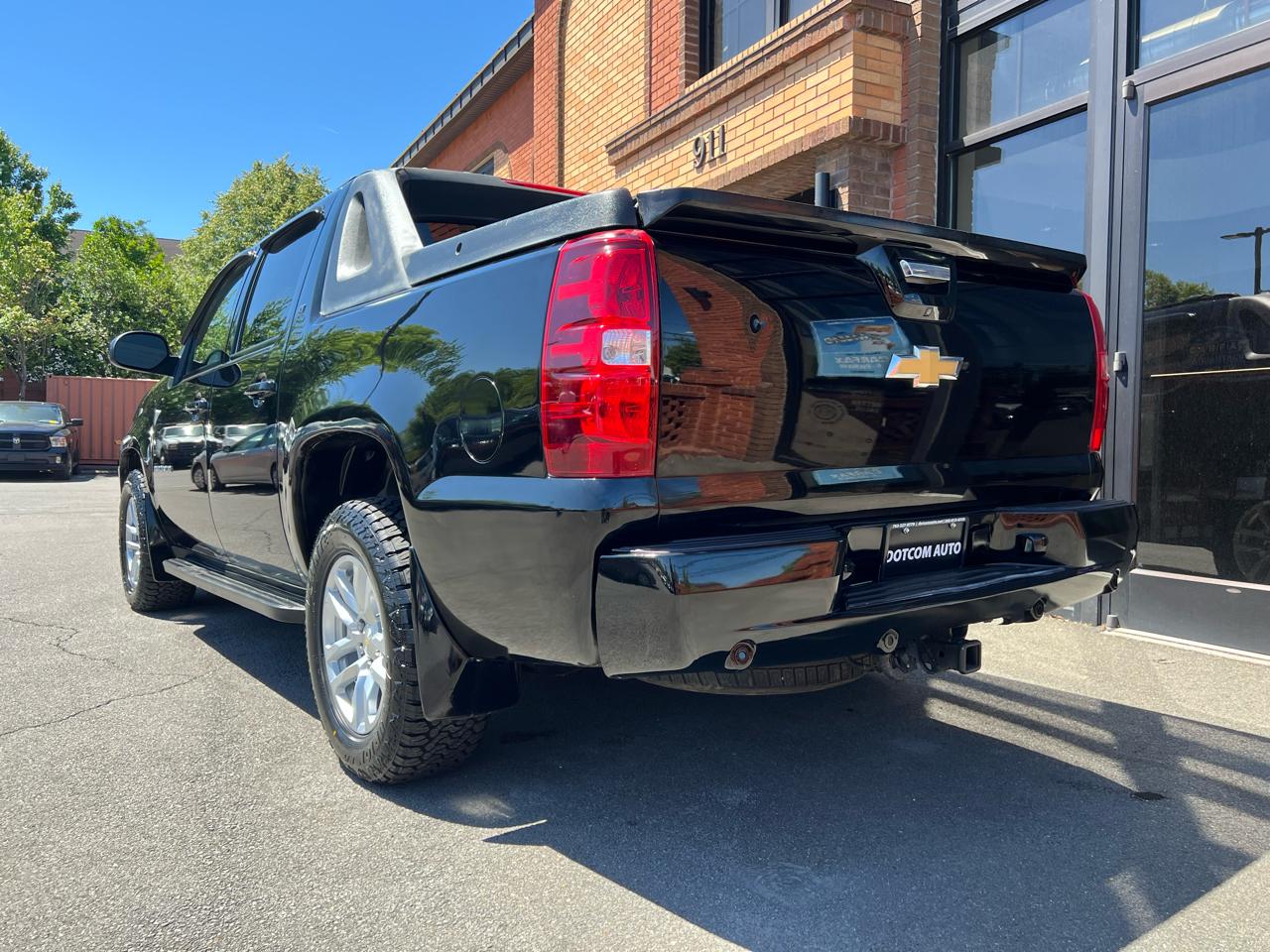 Chevrolet Avalanche LT 4WD 2011