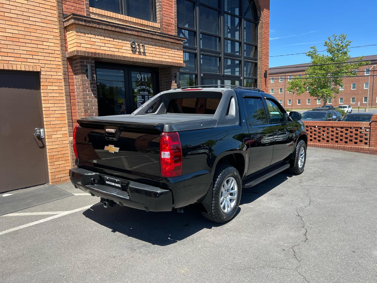 Chevrolet Avalanche LT 4WD 2011