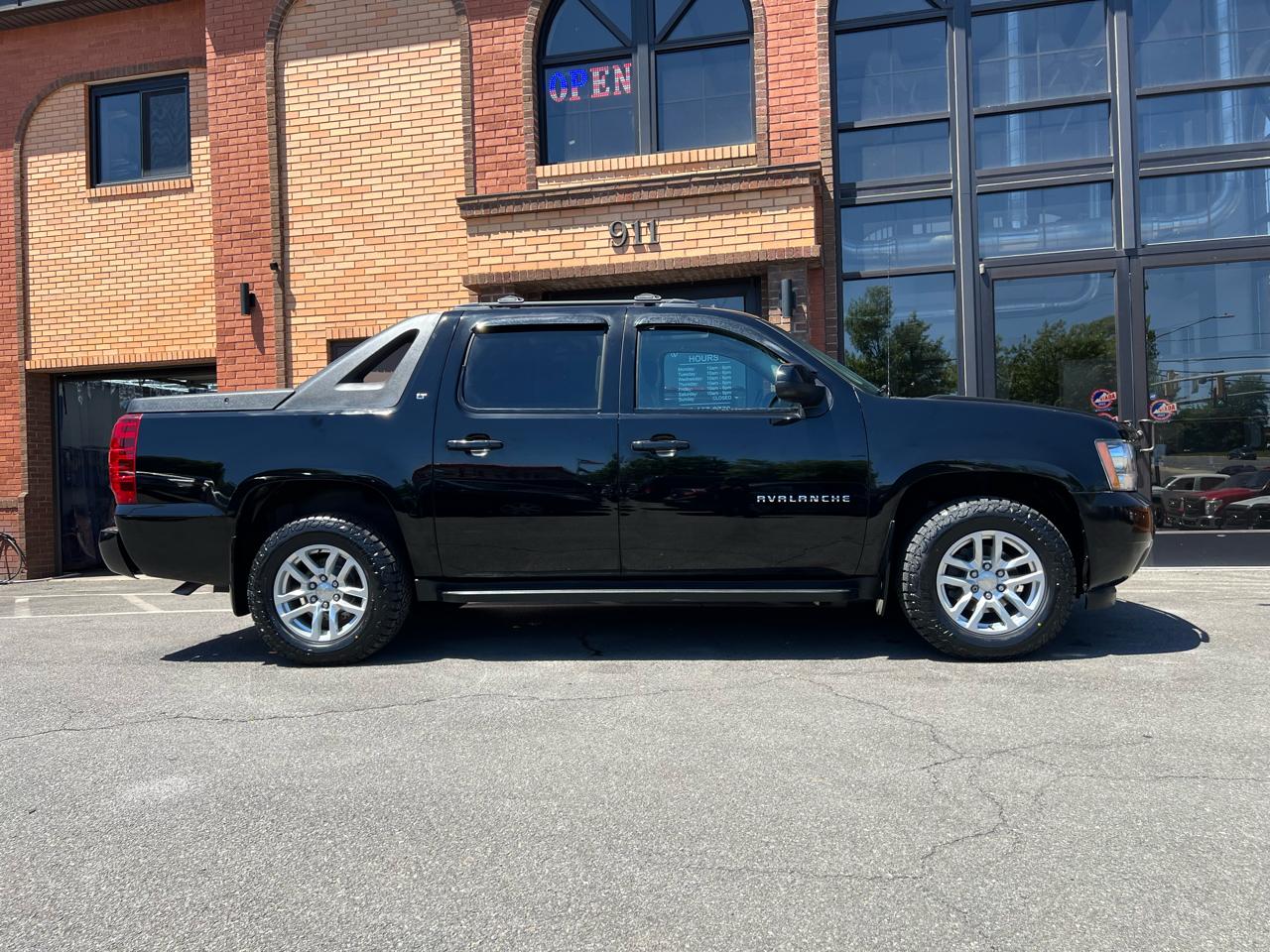 Chevrolet Avalanche LT 4WD 2011