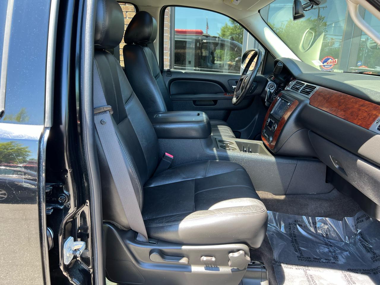 Chevrolet Avalanche LT 4WD 2011