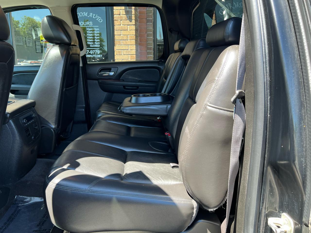 Chevrolet Avalanche LT 4WD 2011
