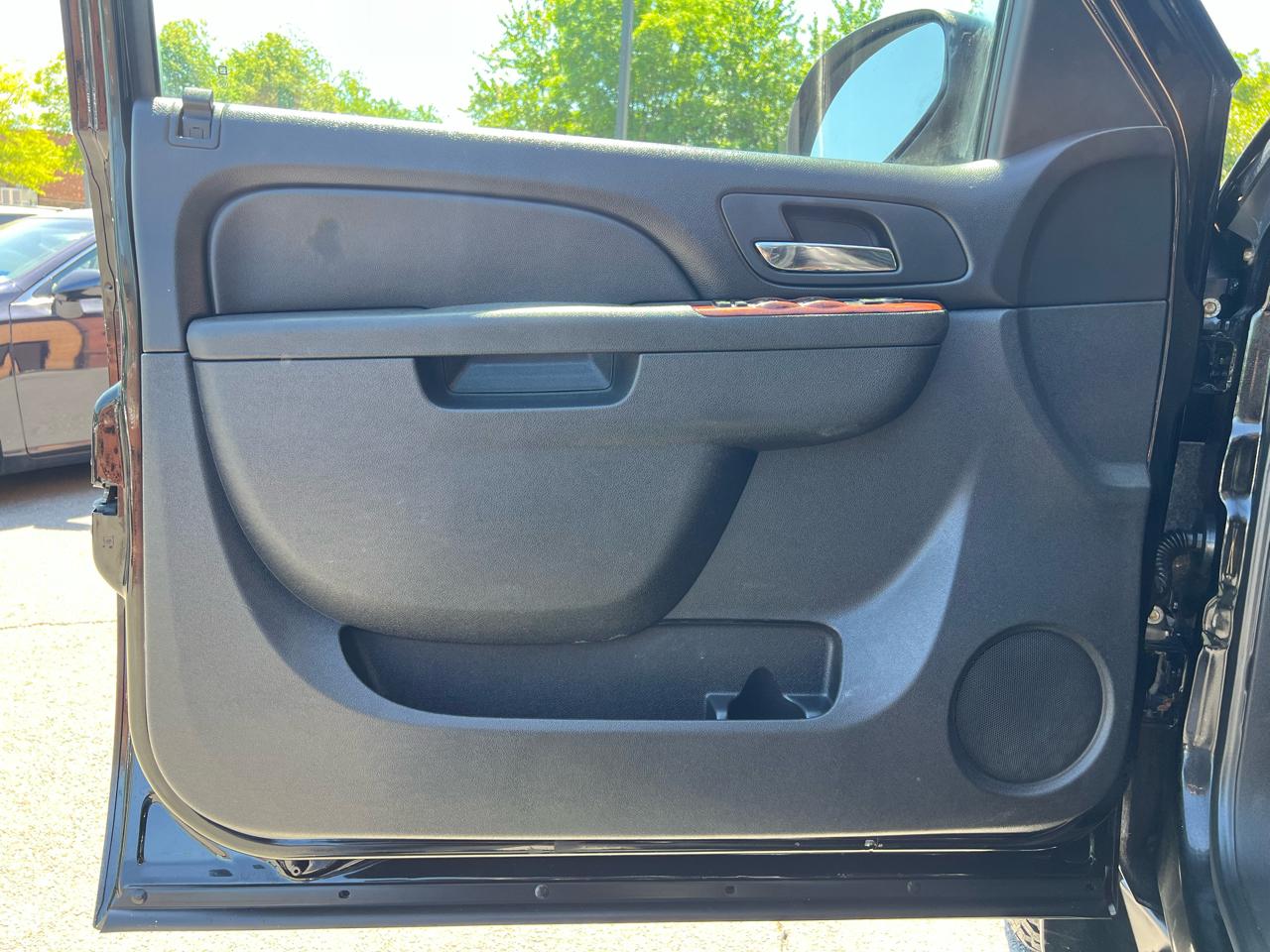 Chevrolet Avalanche LT 4WD 2011