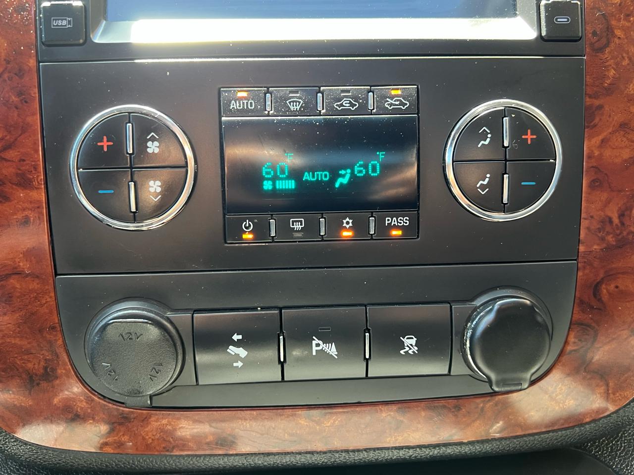Chevrolet Avalanche LT 4WD 2011