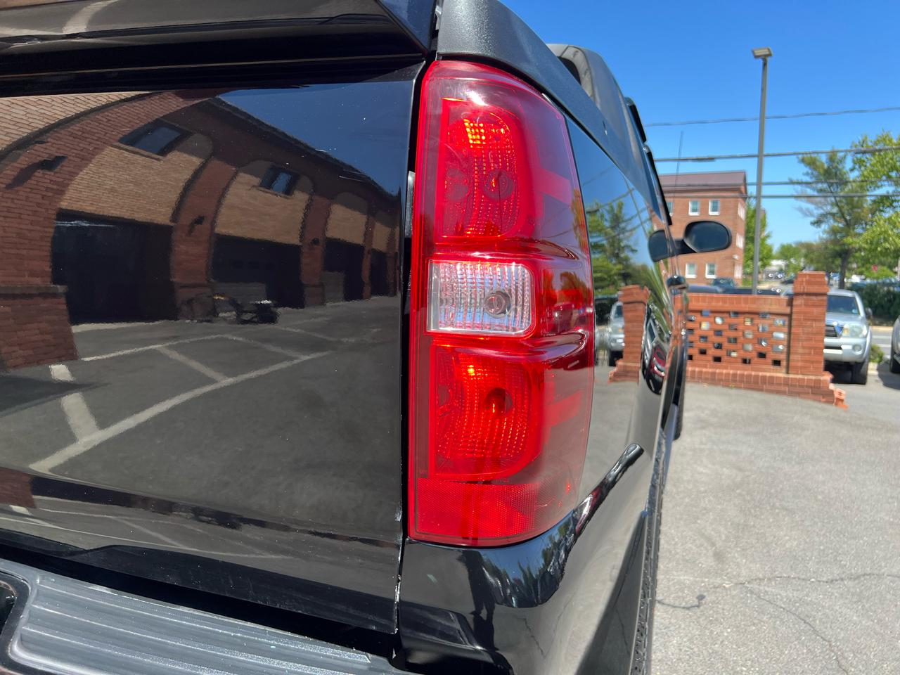 Chevrolet Avalanche LT 4WD 2011