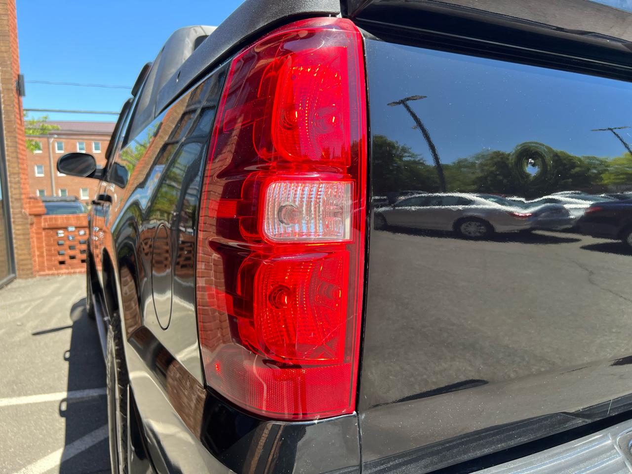 Chevrolet Avalanche LT 4WD 2011