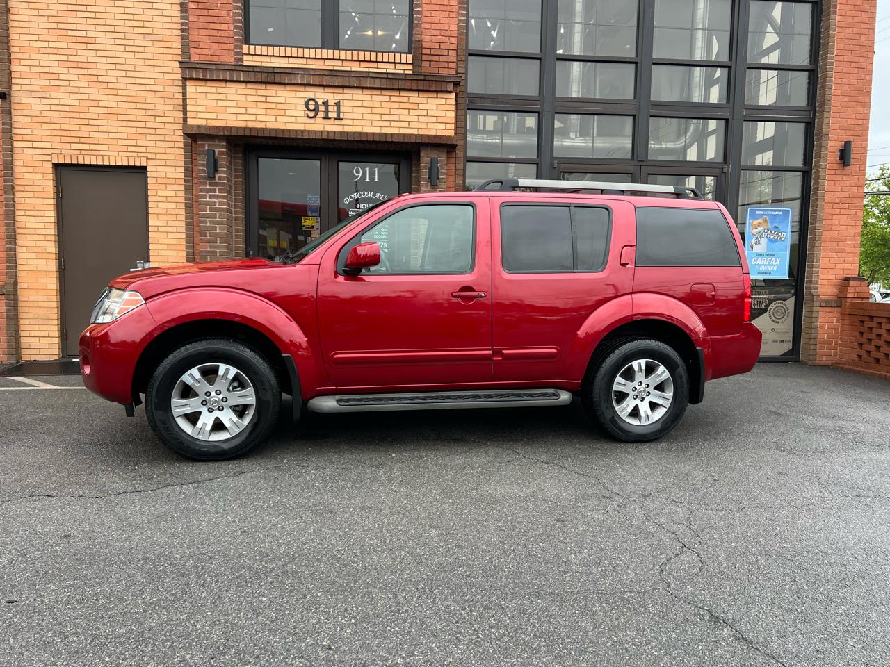 Nissan Pathfinder LE 4WD 2010