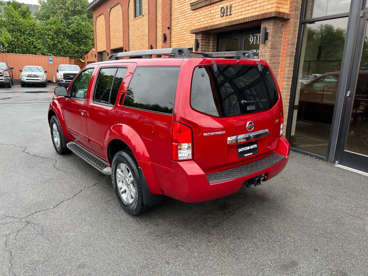 Nissan Pathfinder LE 4WD 2010