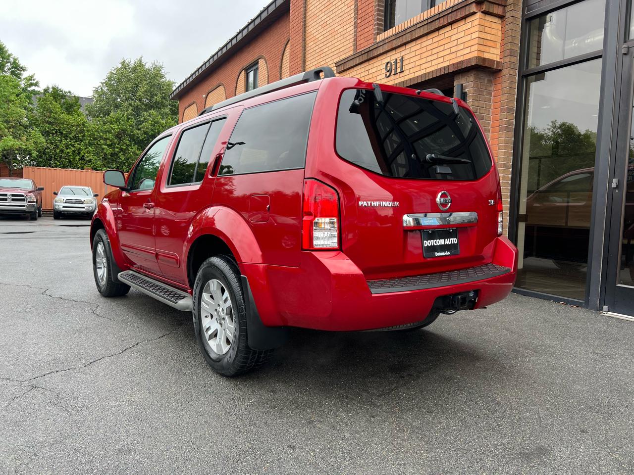 Nissan Pathfinder LE 4WD 2010