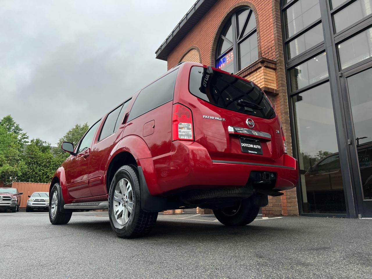Nissan Pathfinder LE 4WD 2010