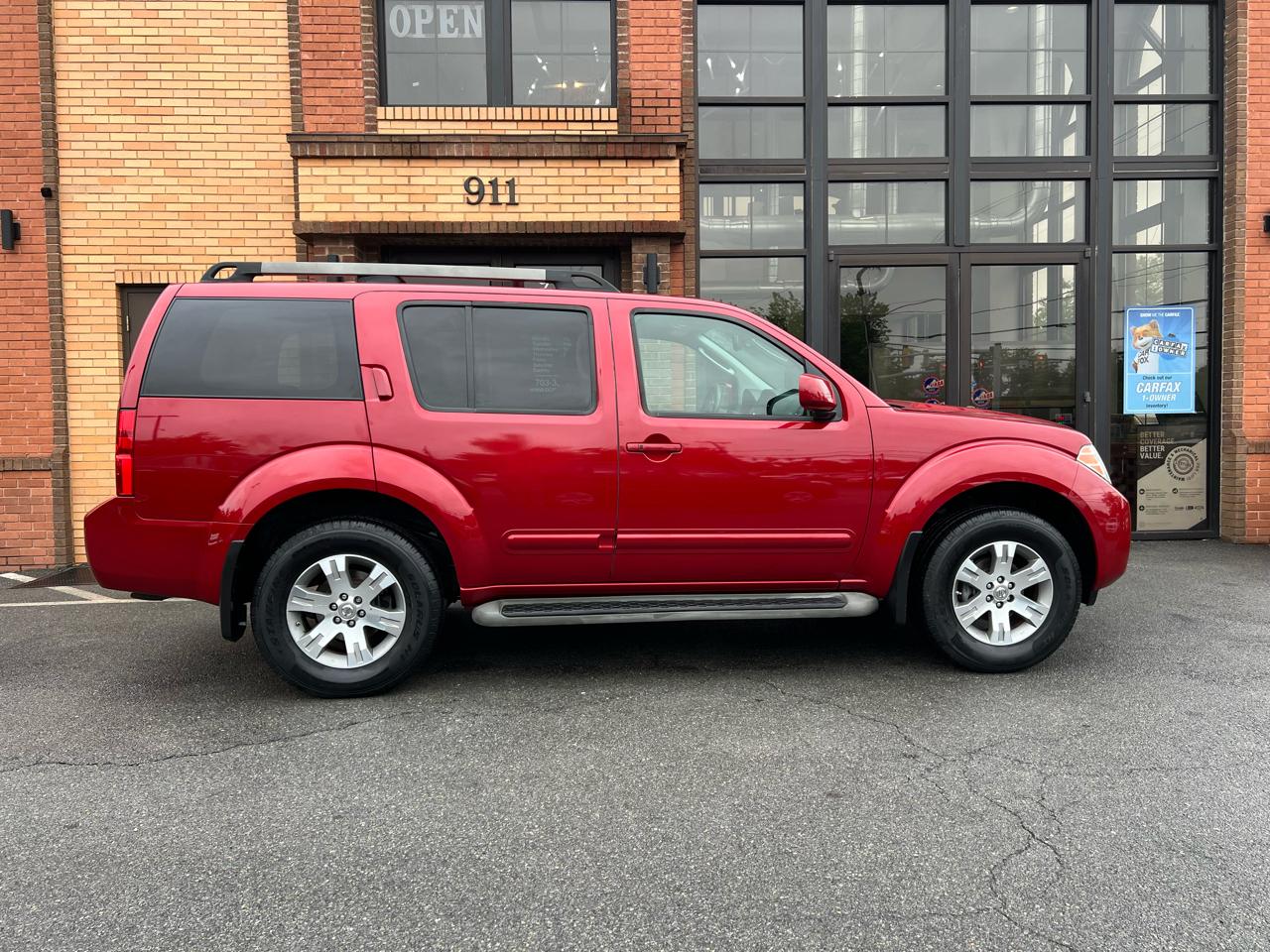 Nissan Pathfinder LE 4WD 2010