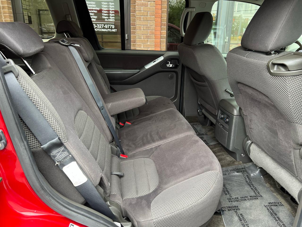 Nissan Pathfinder LE 4WD 2010