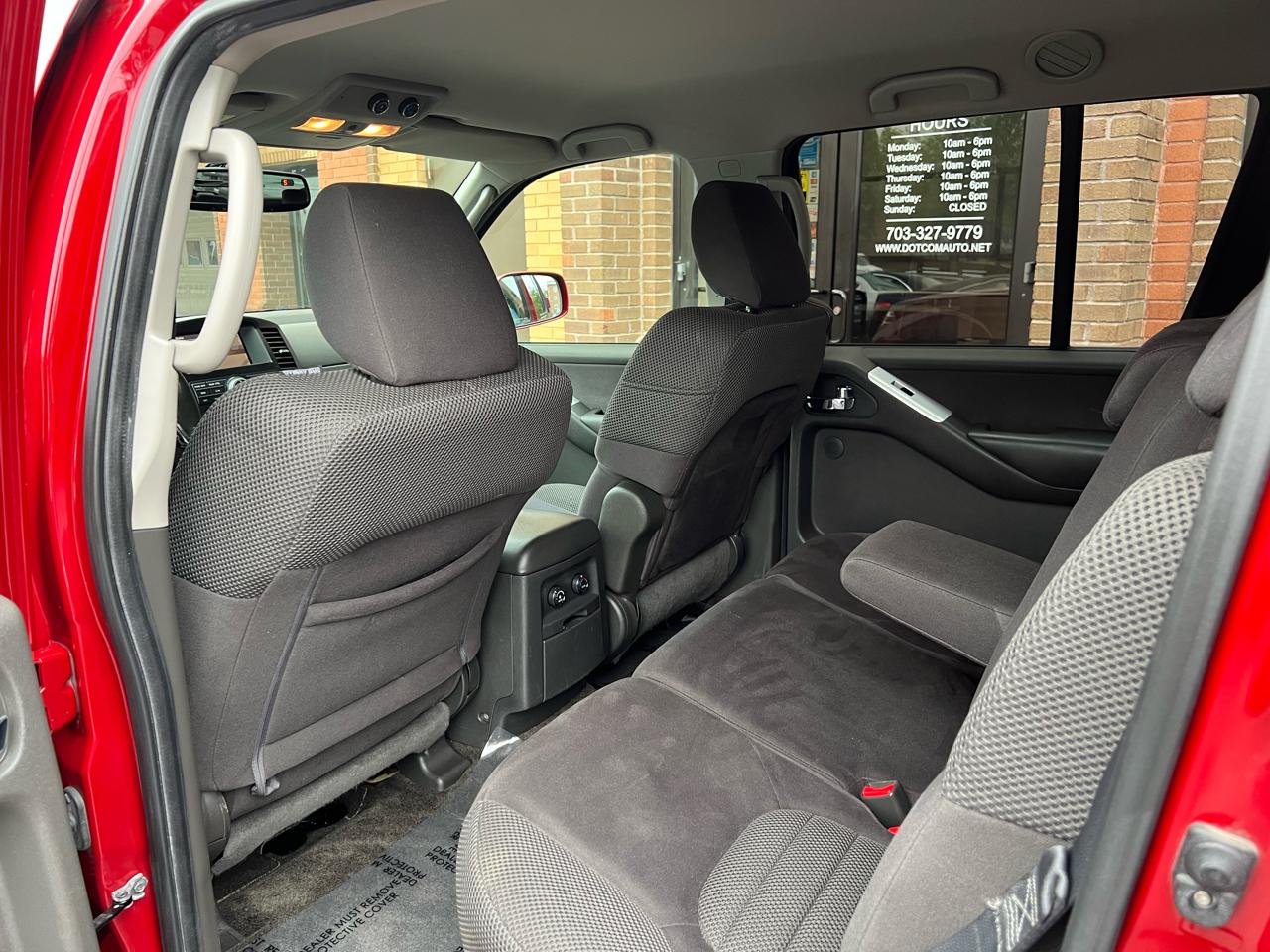 Nissan Pathfinder LE 4WD 2010