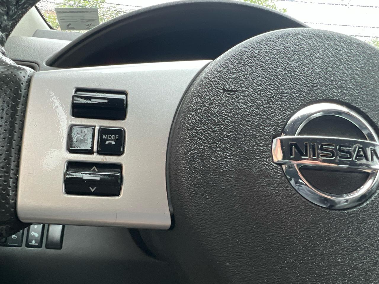 Nissan Pathfinder LE 4WD 2010