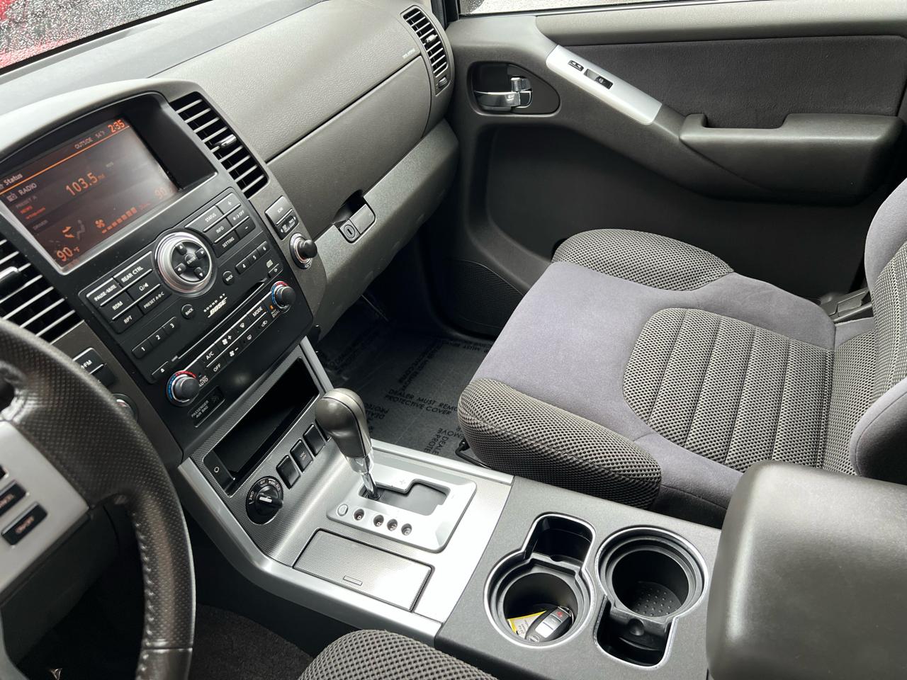 Nissan Pathfinder LE 4WD 2010