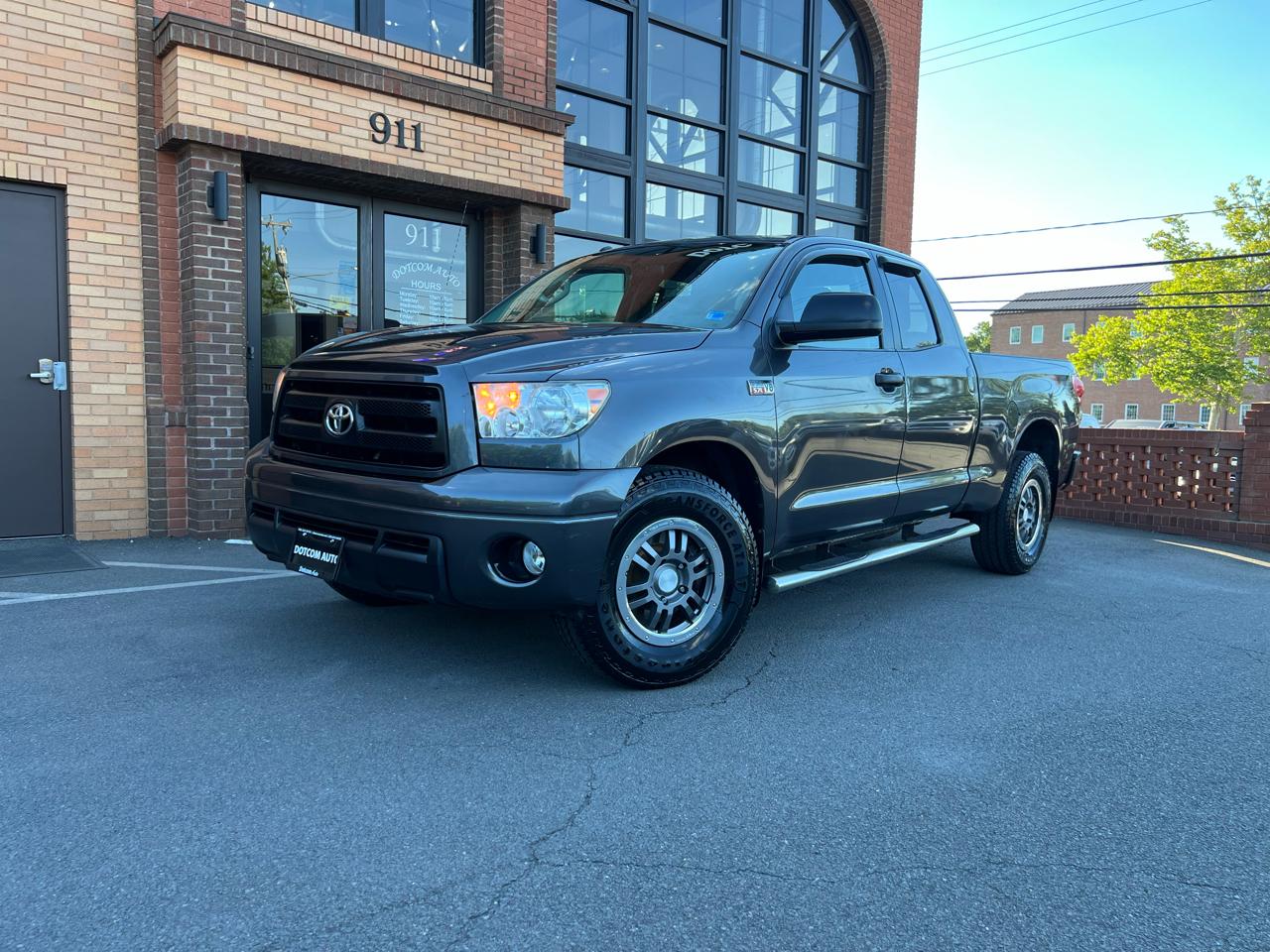 Toyota Tundra Tundra-Grade 5.7L Double Cab 4WD 2011
