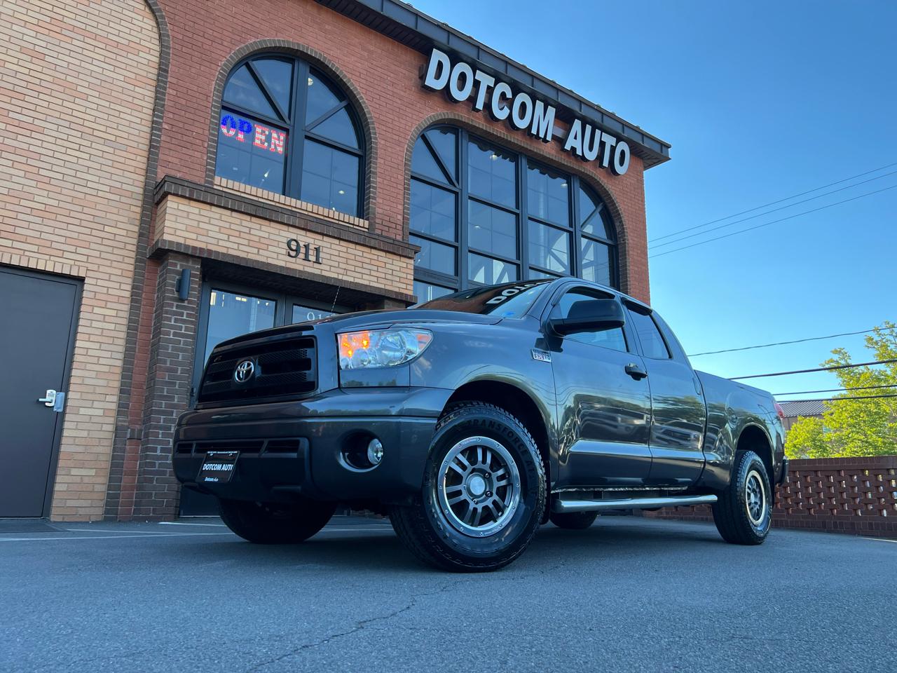 Toyota Tundra Tundra-Grade 5.7L Double Cab 4WD 2011