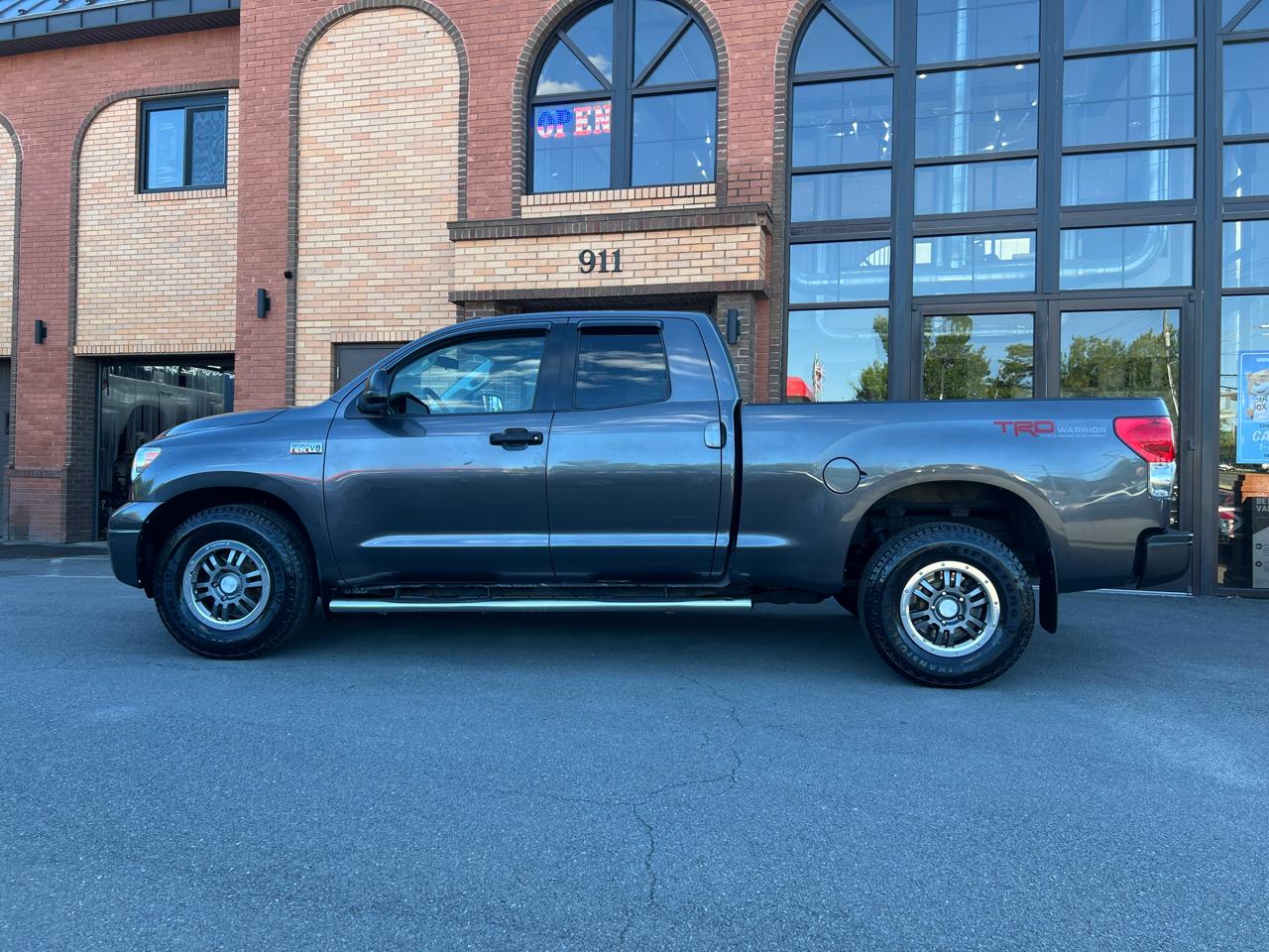 Toyota Tundra Tundra-Grade 5.7L Double Cab 4WD 2011