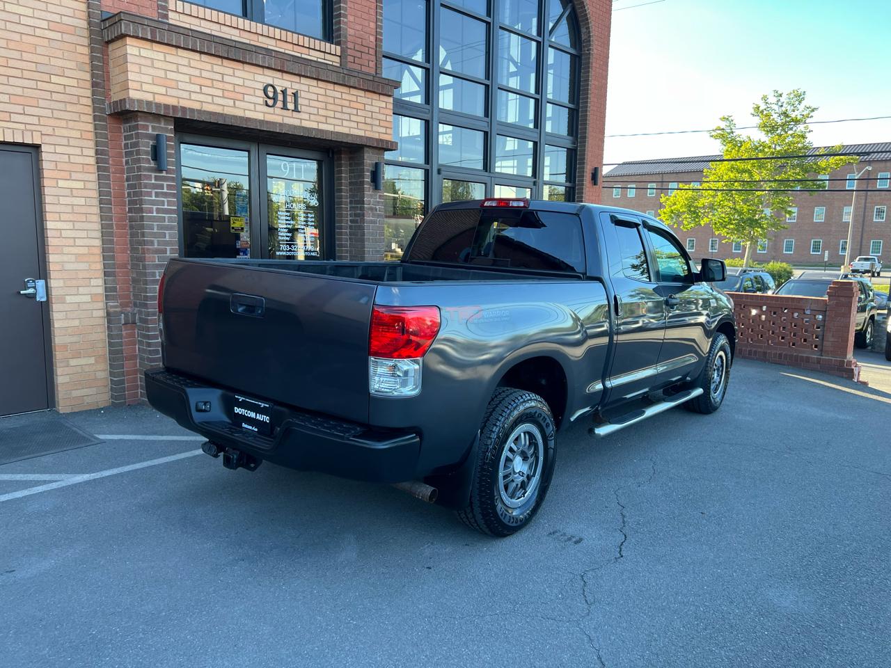 Toyota Tundra Tundra-Grade 5.7L Double Cab 4WD 2011