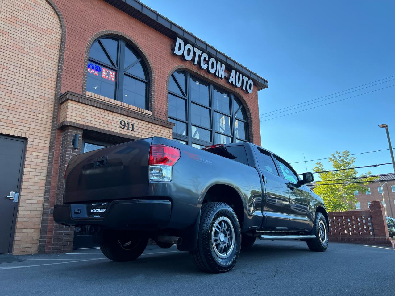 Toyota Tundra Tundra-Grade 5.7L Double Cab 4WD 2011