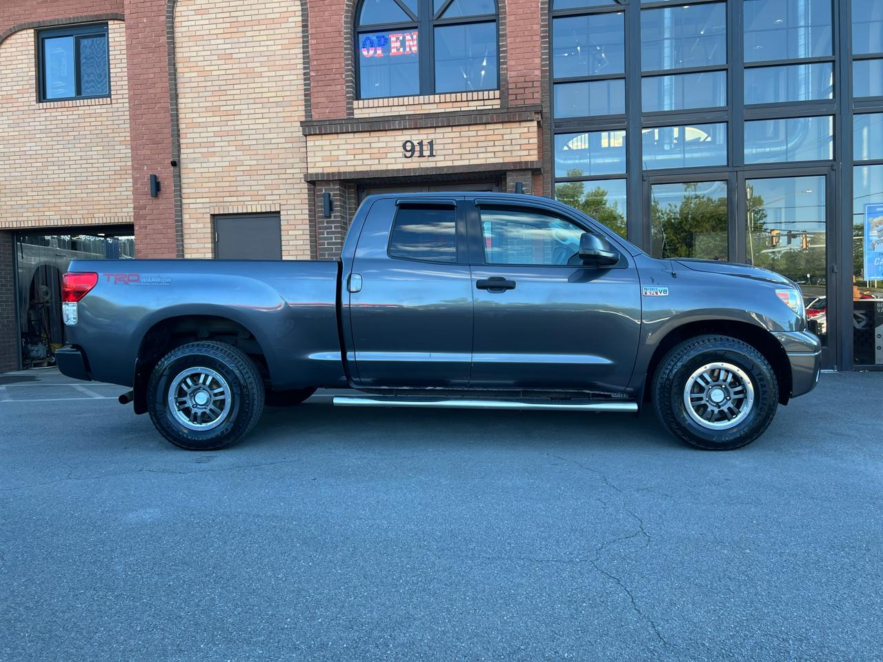 Toyota Tundra Tundra-Grade 5.7L Double Cab 4WD 2011