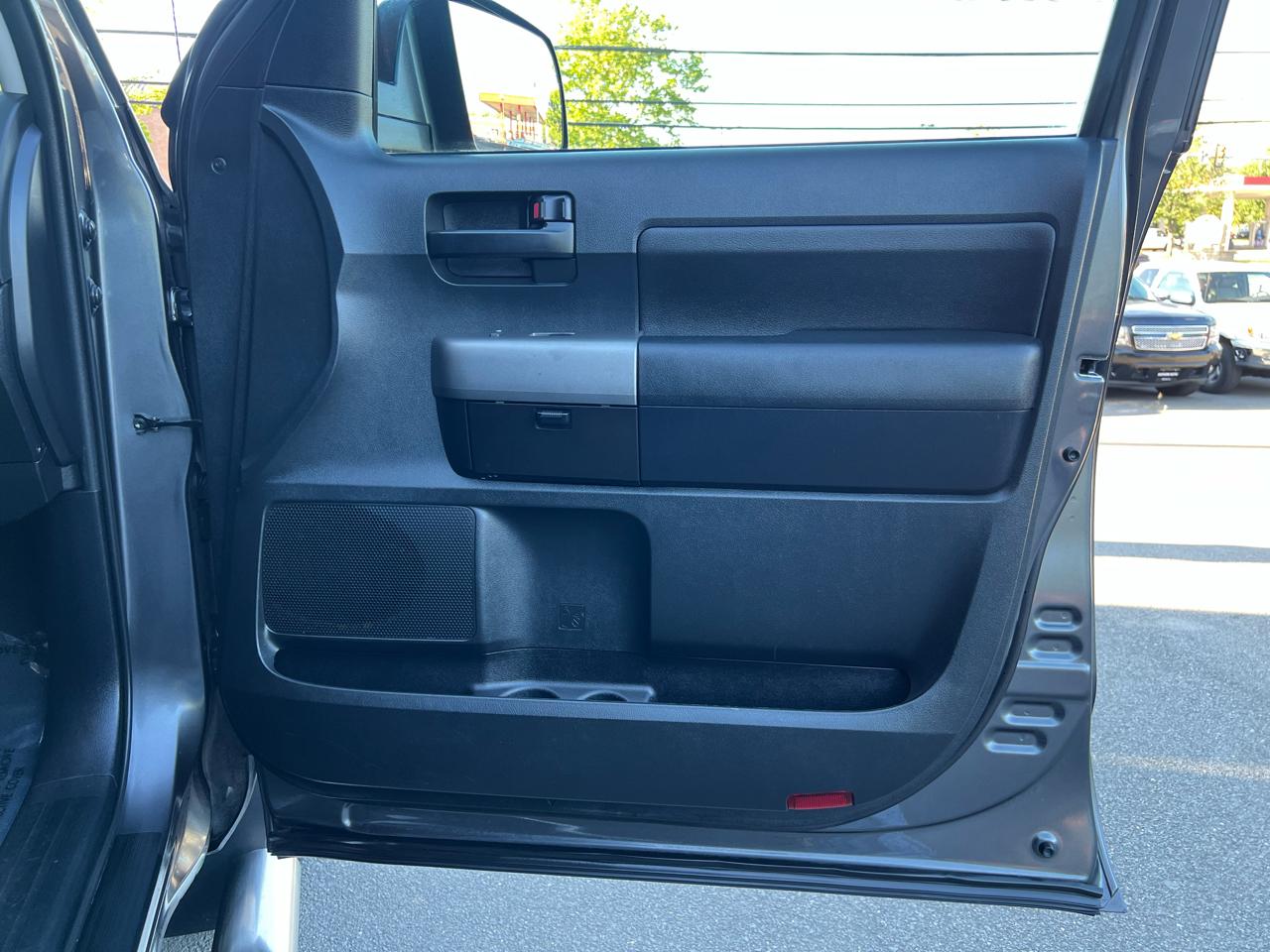 Toyota Tundra Tundra-Grade 5.7L Double Cab 4WD 2011