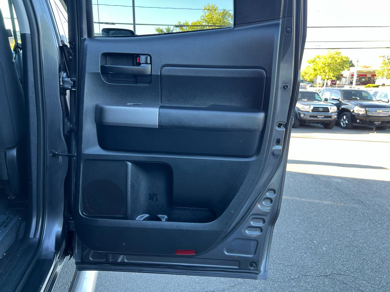 Toyota Tundra Tundra-Grade 5.7L Double Cab 4WD 2011