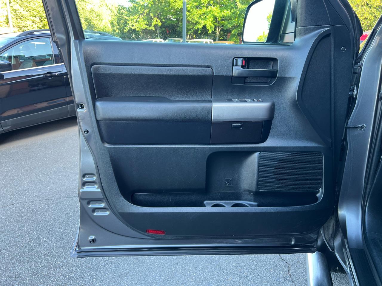 Toyota Tundra Tundra-Grade 5.7L Double Cab 4WD 2011
